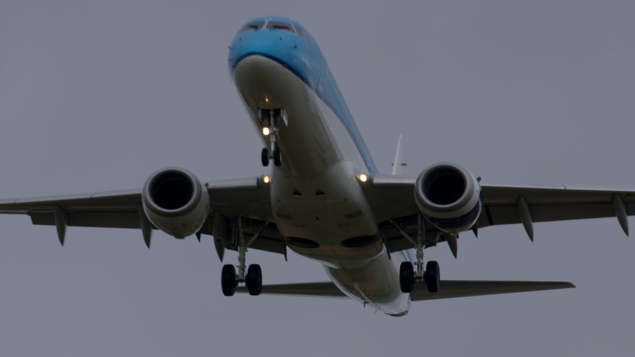 Aereo in atterraggio con cielo coperto