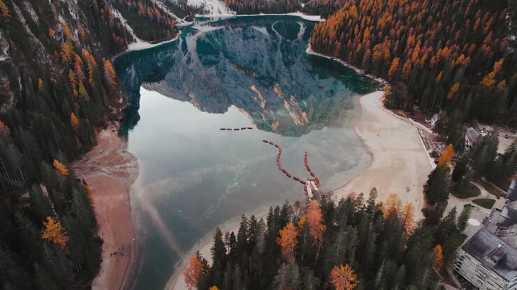 4K Herbst Drohnen-Luftaufnahme Lago di Braies Pragser Wildsee Dolomiten Italien 2022