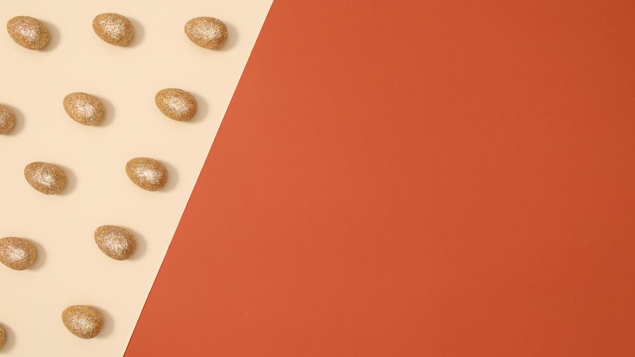 patrón creativo de huevos de oro brillantes para la pascua moviéndose en desnudo y ladrillo de fondo rojo. stop motion