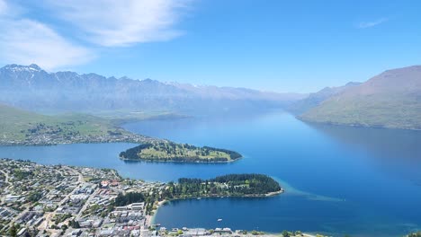 Queenstown-Neuseeland-Stadtzentrum,-Parks-Und-See-Wakatipu-In-Wunderschöner-Seedrohnenaufnahme