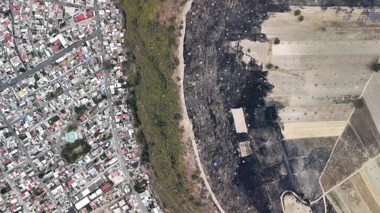Toma aérea cenital de la pobreza urbana en un volcán en Ciudad de México