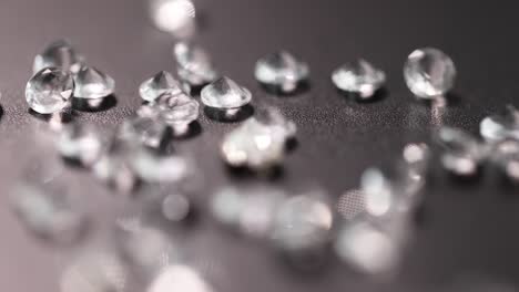 muchos diamantes en el fondo negro película 4k