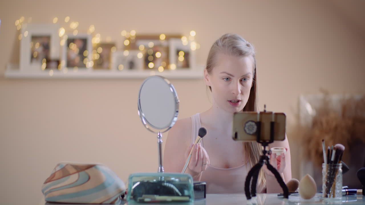 maquilladora femenina ejecutando cursos de maquillaje en línea mastercalsses