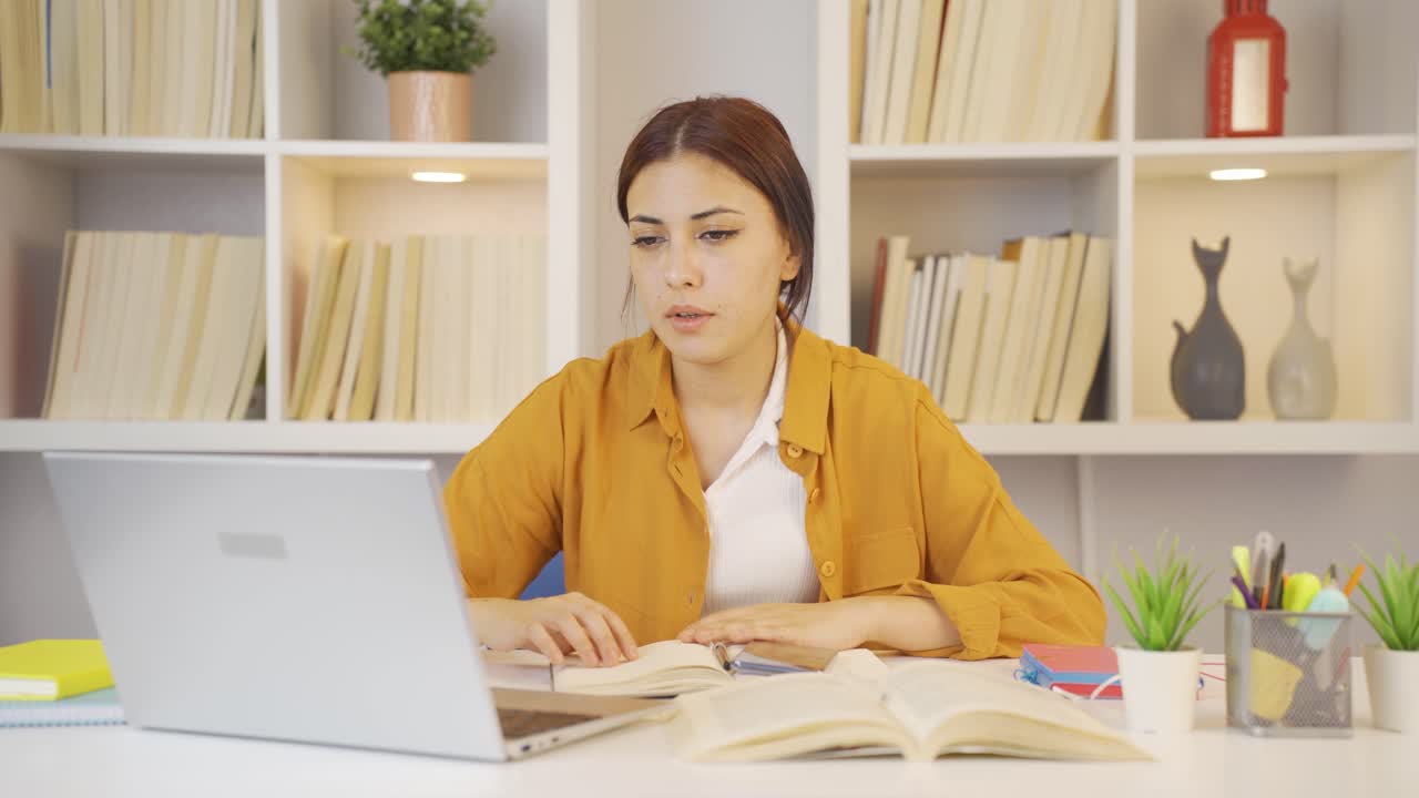 Den kvinnelige studenten som kaster telefonen er sint