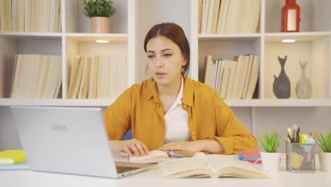 la estudiante que lanza el teléfono está enojada.