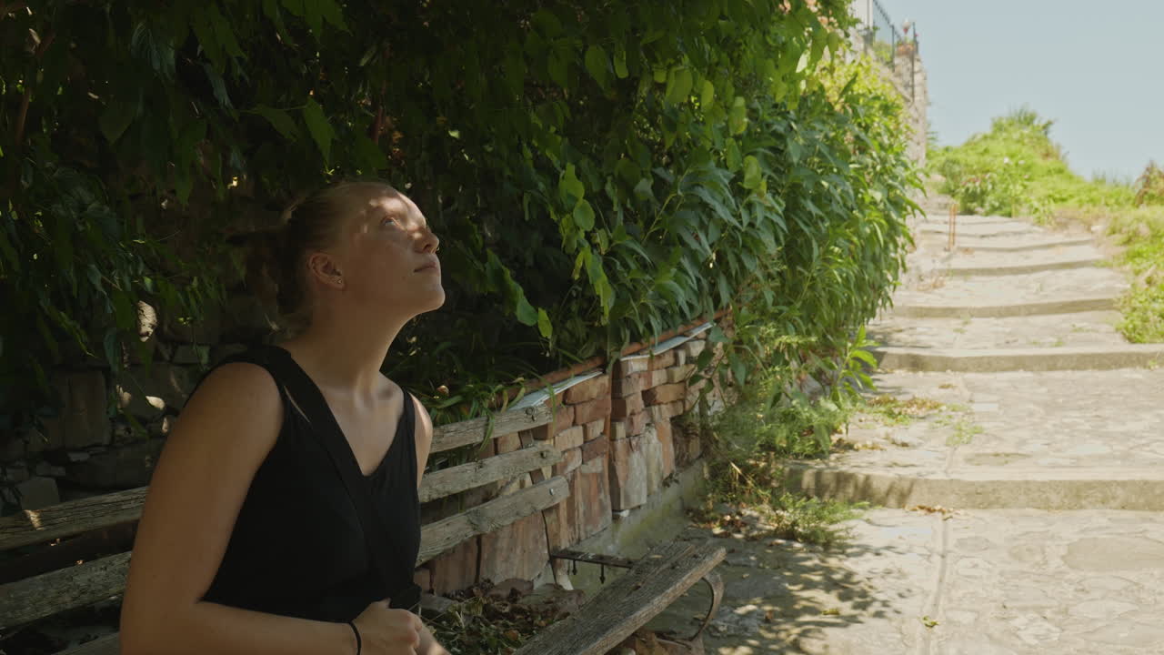 las turistas se toman un descanso de explorar en un asiento sombreado en un día soleado y caluroso