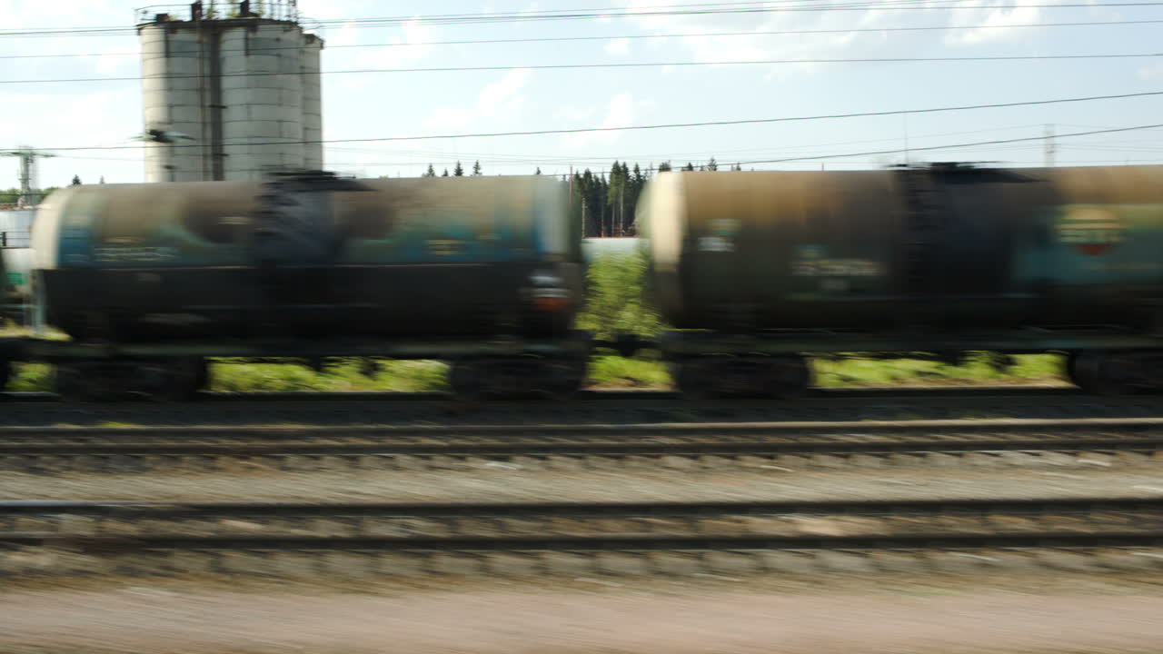 산업 시설을 통과하는