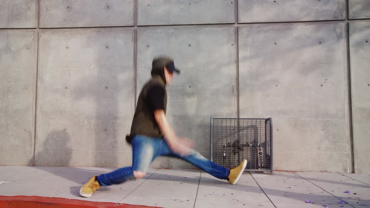 프리스타일 합 남자 도시 보행로를 따라 춤을 춘다