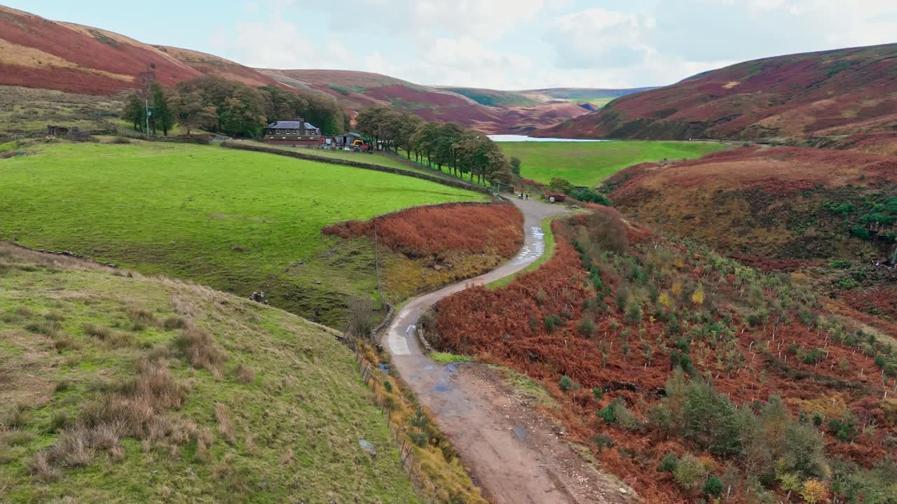 Chemin de campagne à voie unique dans les landes du Yorkshire