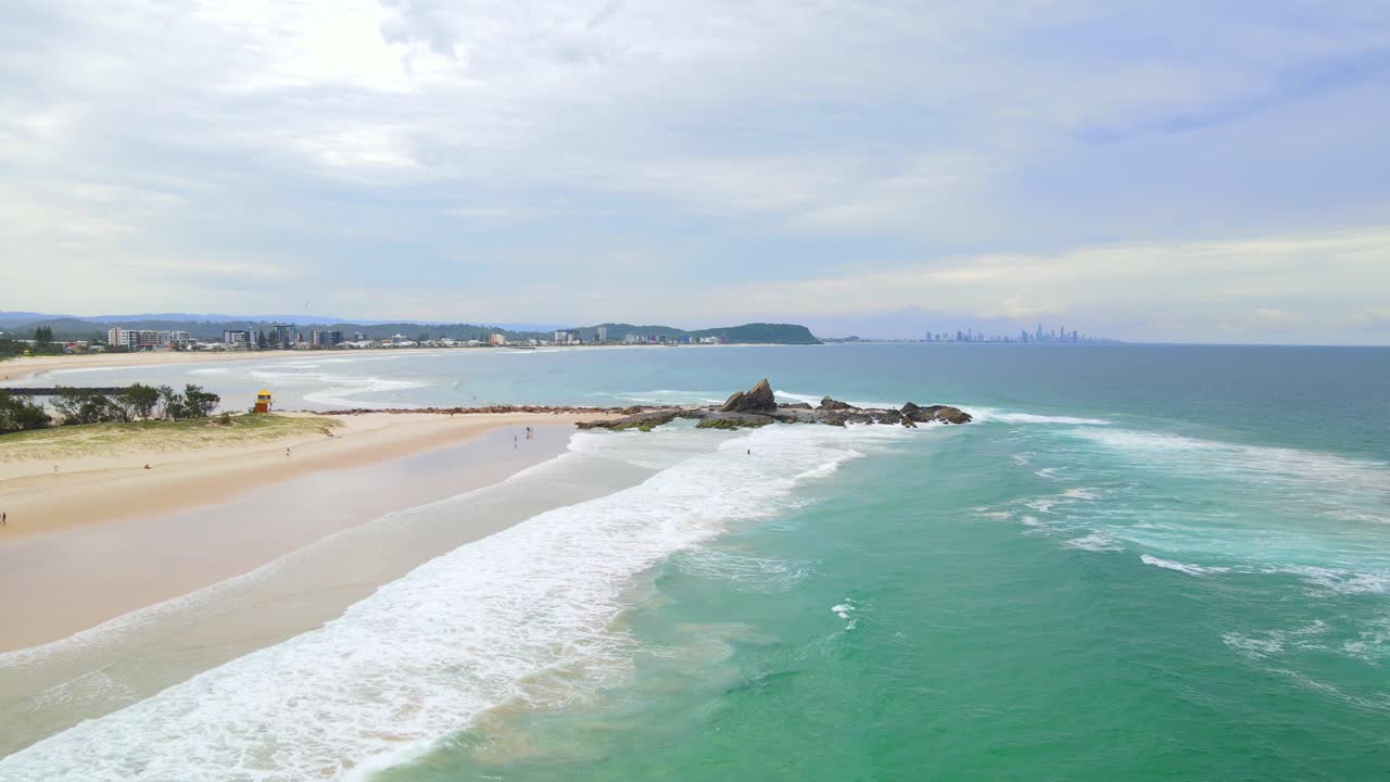 covid-19 전염병 동안 currumbin 해변의 모래 사장에서 파도가 씻겨 나가는 파도 - 호주 qld 골드 코스트의 currumbin seascape