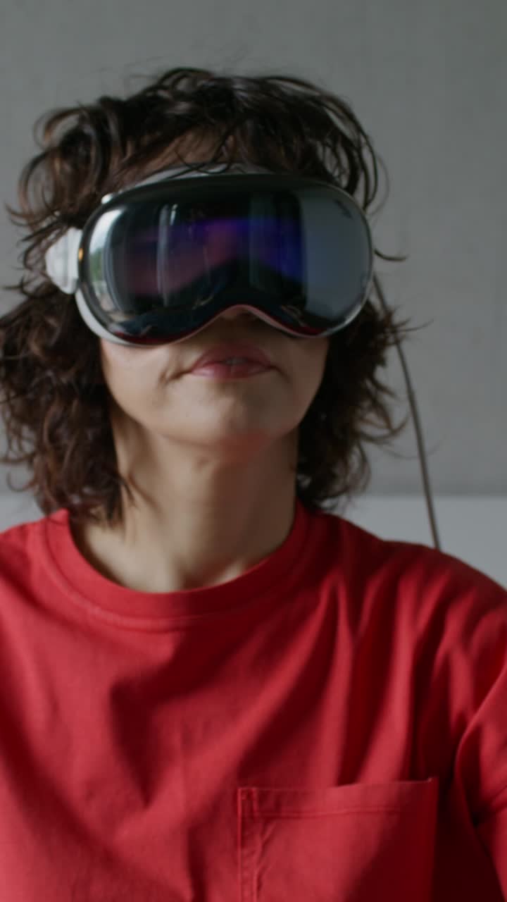 mujer usando auriculares vr