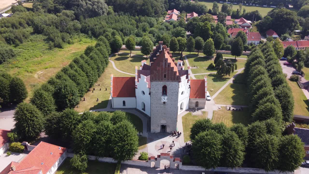 스토어헤딘지 교회 (store heddinge church, saint katharina church, 덴마크어: store heddinge kirke 또는 sankt katharina kirke) 는 덴마크는 젤란드 섬에 있는 스토어 헤딘지 마을에 있는 팔각형 교회이다.