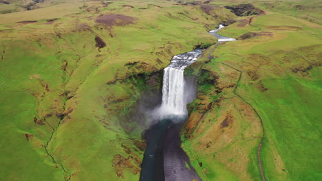 Wunderbarer-Blick-Auf-Den-Skogafoss-wasserfall-Am-Skoga-fluss-Auf-Südisland-Im-Sommer---Luftdrohne,-Statische-Aufnahme