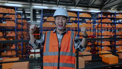 trabajador del almacén celebrando el éxito