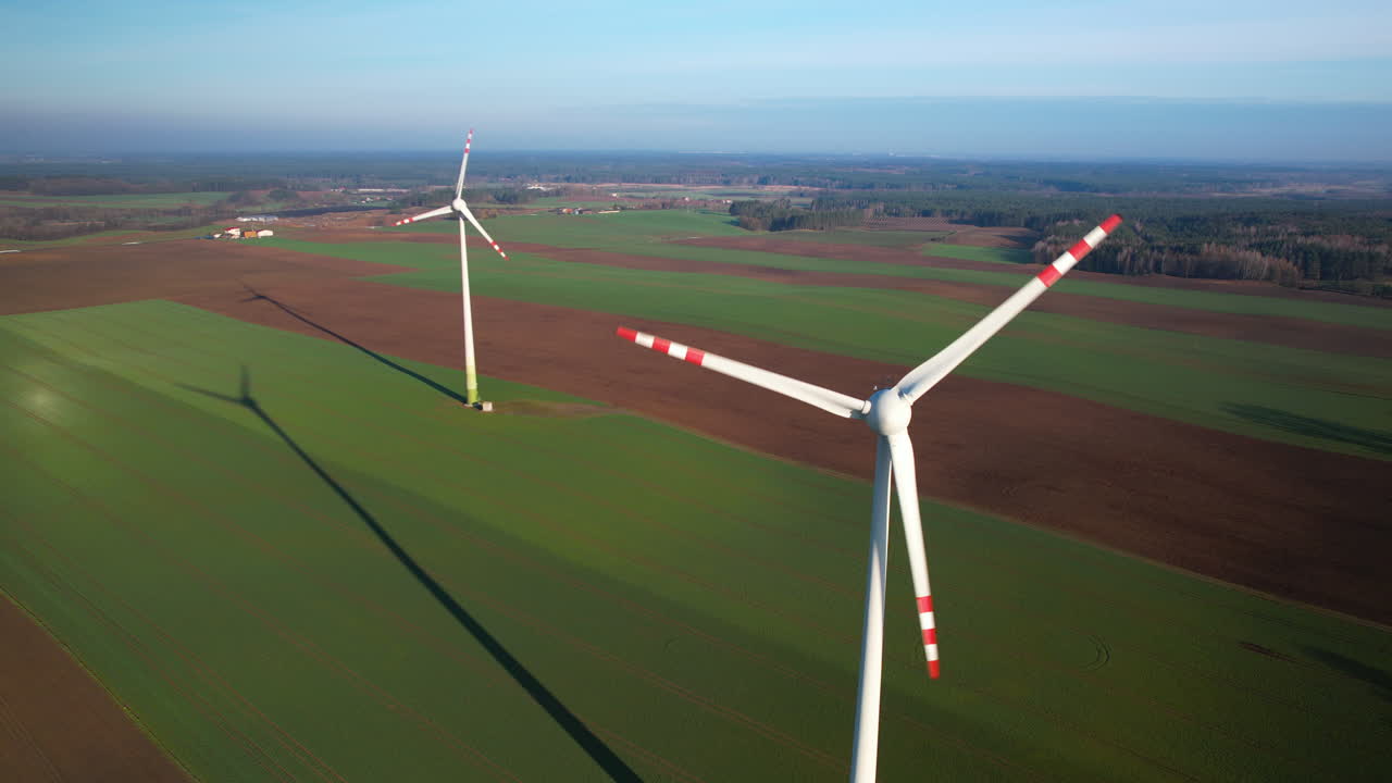 воздушный вид ветровой турбины с зеленой травой и голубым небом в сельской местности польши