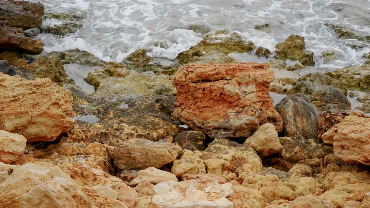 Costa rocciosa naturale circondata da mare calmo