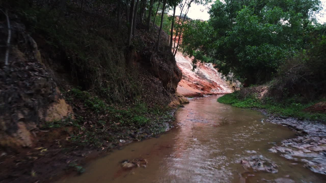 corriente que fluye con un dron siguiendo las curvas del agua en vietnam