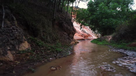 Fließender-Strom-Mit-Einer-Drohne,-Die-Den-Kurven-Des-Wassers-In-Vietnam-Folgt