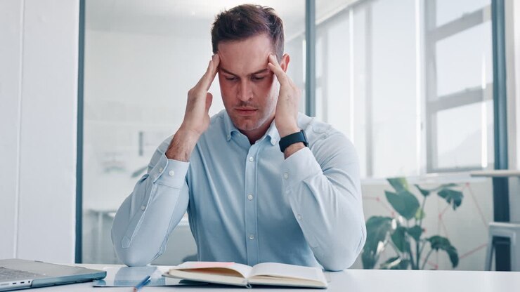 Stress, eccesso di lavoro e mal di testa con uomo d'affari