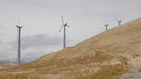 molinos de viento en una colina seca