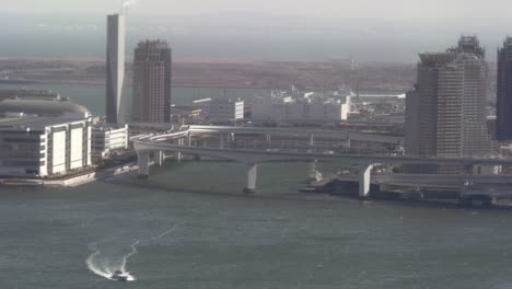 Lapso-de-tiempo-de-autos-a-exceso-de-velocidad-en-puente-en-Tokio