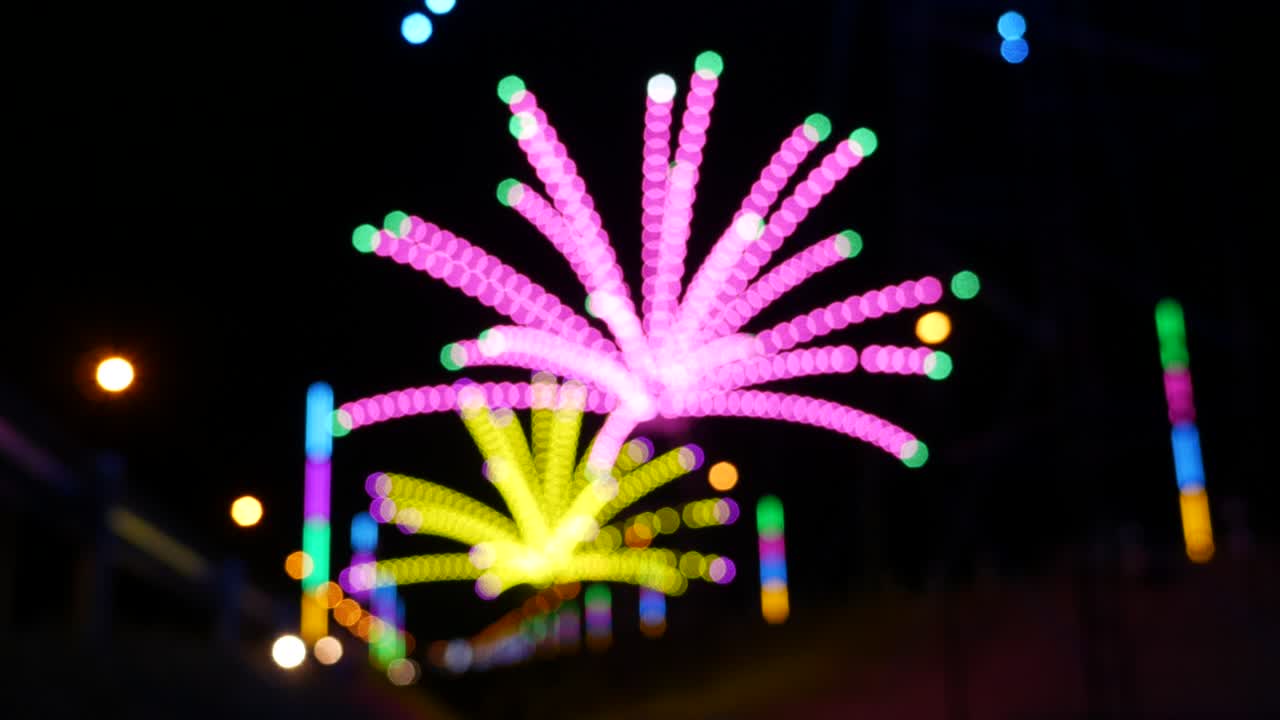 밤에는 파란색 효과의 빛이 있습니다.