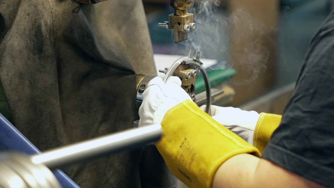 soldadura a mano de metal para tuberías industriales