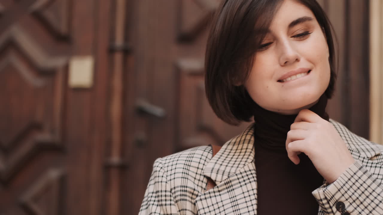 una mujer de negocios caucásica al aire libre.