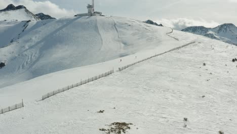 Una-Rotación-Alrededor-De-Una-Pista-De-Esquí-Que-Revela-Una-Inversión-De-Nubes-Detrás