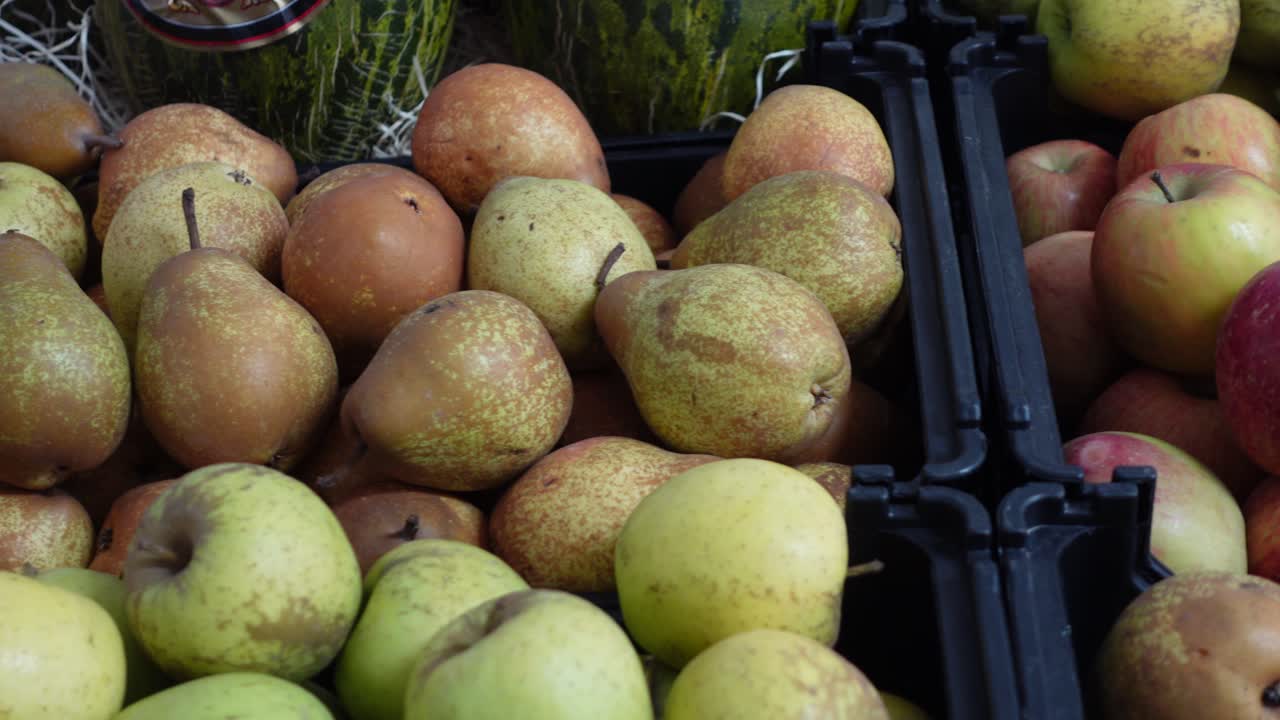 시장 에서 과일 바구니