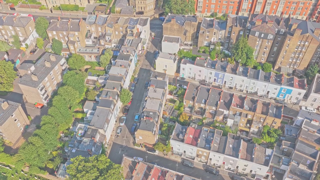 Riprese aeree con drone che catturano l'area circostante lo stadio Stamford Bridge del Chelsea FC a West London, Inghilterra. Le riprese aeree diurne mostrano le case e gli alberi verdi vicino allo stadio