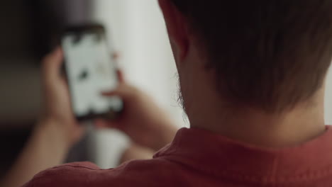 hombre usando un teléfono inteligente