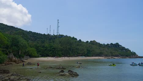 Schneller-Zeitraffer-über-Einem-Wunderschönen-Strand-Mit-Geparkten-Jetskis