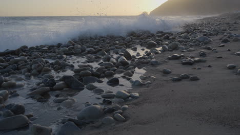 Toma-Panorámica-De-Las-Olas-Rompiendo-En-Las-Costas-Rocosas-De-La-Playa-De-Mondo-Ubicada-En-El-Sur-De-California-A-La-Hora-Dorada