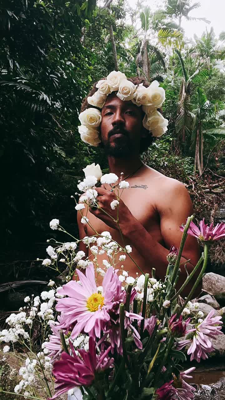 hombre con corona de flores en la naturaleza
