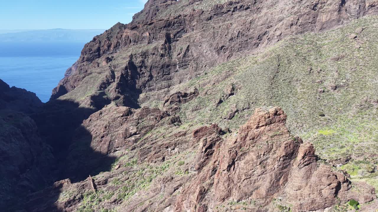 Montagne imponenti di Tenerife, Spagna, ripresa aerea ravvicinata con drone.