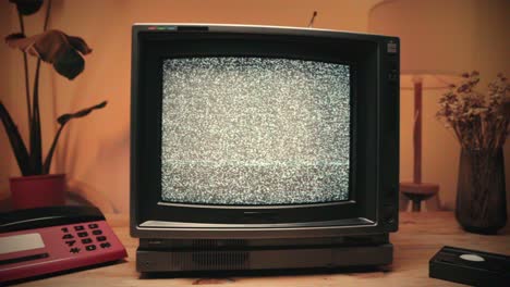 tv retro, televisión vintage en una configuración nostálgica, una tv retro muestra grano en la pantalla, dispositivo aterrador de la noche de halloween bueno para la llave de croma y la pantalla verde. imágenes de alta calidad 4k