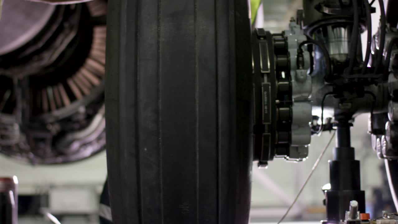 mantenimiento de las ruedas de los aviones