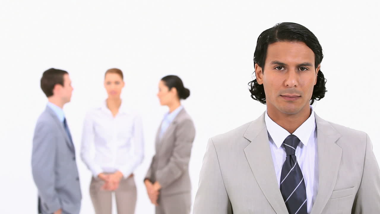 전면 에 서 있는 사업가