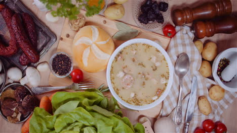 sopa de zurek polaca tradicional con ingredientes