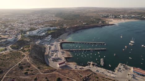 Rotierende-Antenne-Des-Hafens-Von-Sagres,-Portugal-Während-Der-Goldenen-Stunde