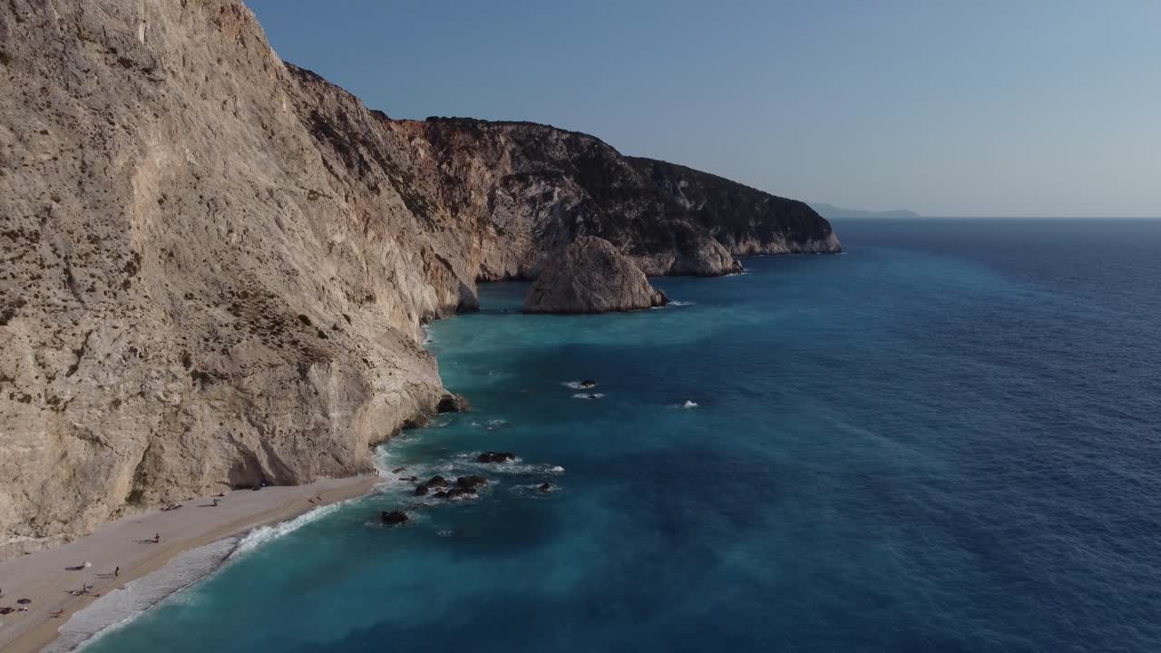 popular playa de porto katsiki con sus distintivas aguas azules e imponentes acantilados