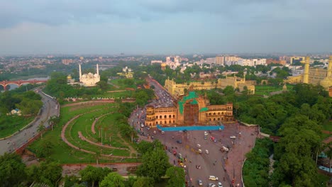 la tour de l'horloge d'husainabad et bada imambara architecture indienne vue depuis un drone