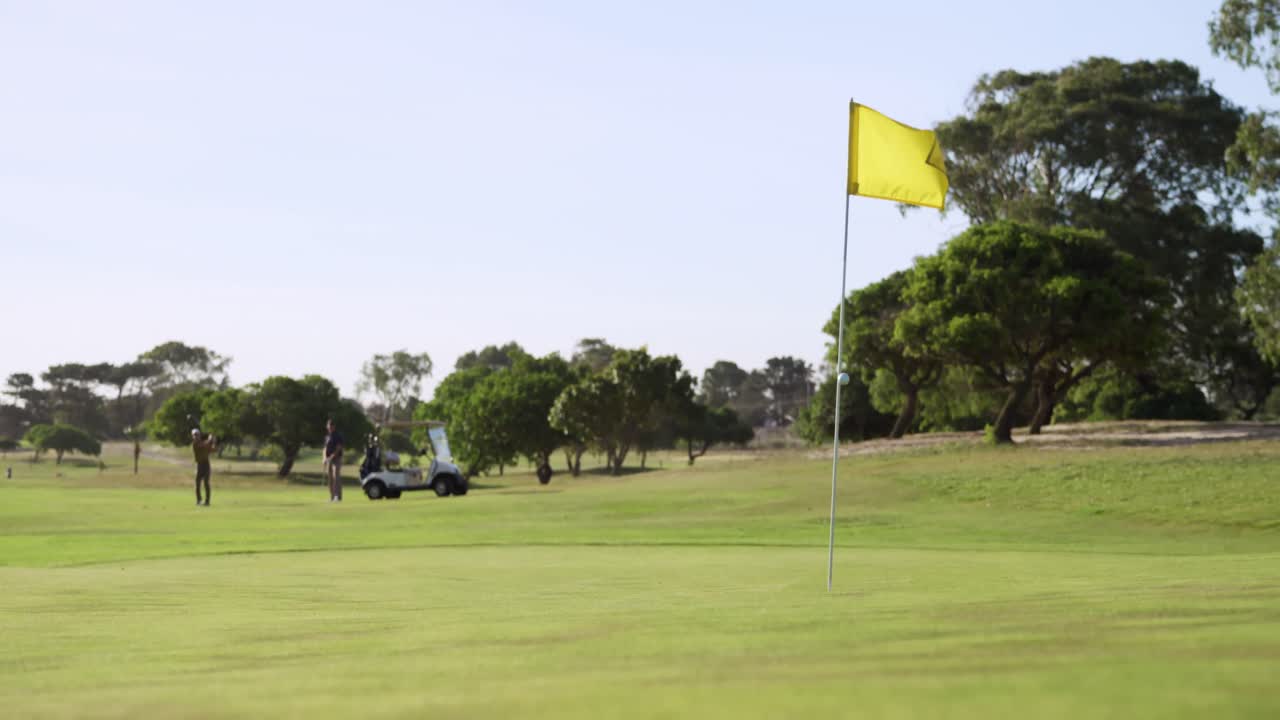 하 ⁇ 색 남성 골퍼 들 이  ⁇ 은 날 골프 코스 에서 놀고 있다