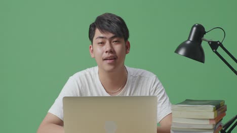 노트북으로 공부하는 젊은 남자