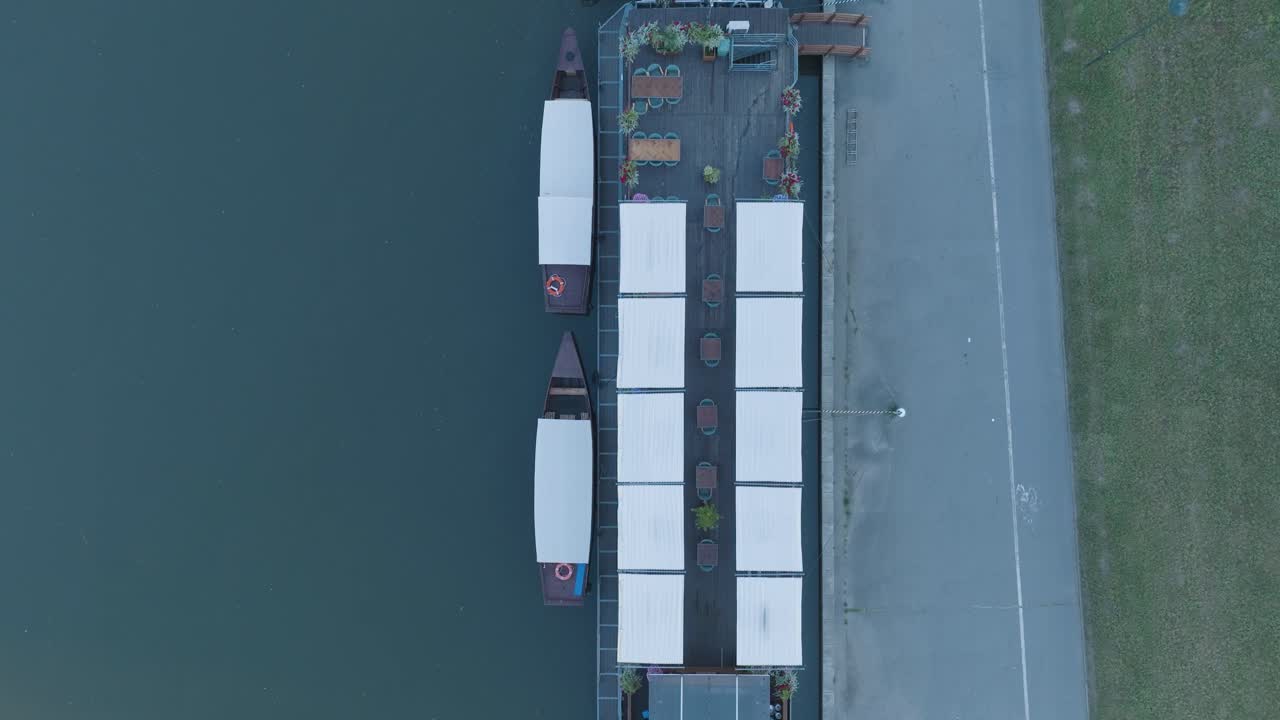 해가 뜨는 크라코프 폴란드 비스 ⁇ 라 강의 공중 드론 촬영