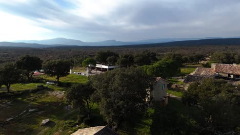 Drohne-Fliegt-über-Chateau-Aurou,-Einem-Abgeschiedenen-Veranstaltungsort-Für-Events-Und-Partys-In-Frankreich