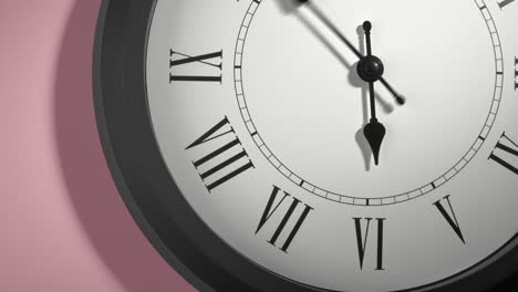 reloj latino en rosa rosa pared en el lapso de tiempo