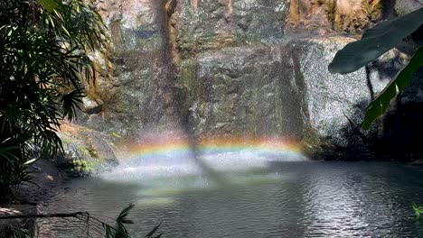 arco iris colorido se forma sobre una cascada en cascada