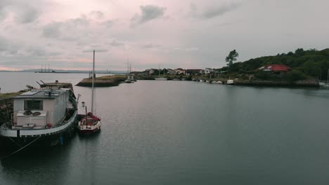 volando sobre el puerto deportivo con veleros amarrados